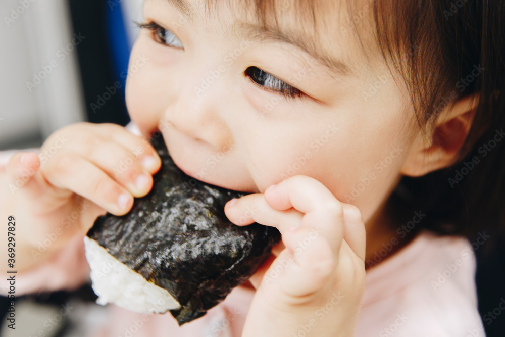 Poster おにぎりを食べる子供