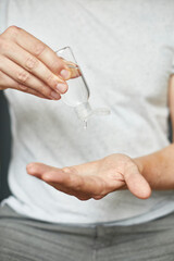 Detail Aufnahme einer Person, die sich mit einem Hygiene Gel die Hände desinfiziert