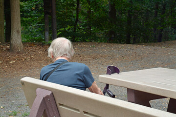 seniorin an einem rastplatz