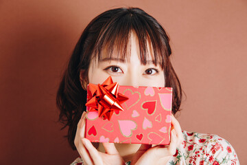 プレゼントを渡す女性