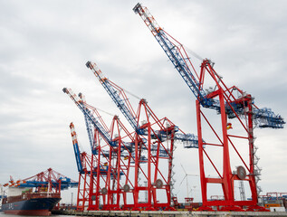 Container Terminal  Eurogate Burchardkai in Hamburg, Beladen und Entladen 