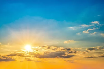 Abwaschbare Fototapete Dämmerung Schöner blauer Sommerhimmel mit strahlender Sonne bei Sonnenuntergang als Hintergrund