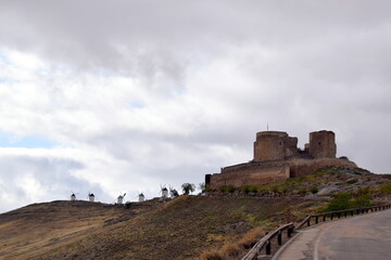 Obraz premium Molinos y castillo de Consuegra en Castilla la Mancha. Don Quijote de la Mancha