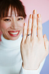 Obraz na płótnie Canvas 結婚指輪をしている女性