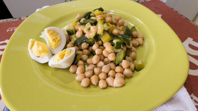 Comida vegetariana de Huevos, Garbanzos y zapallitos