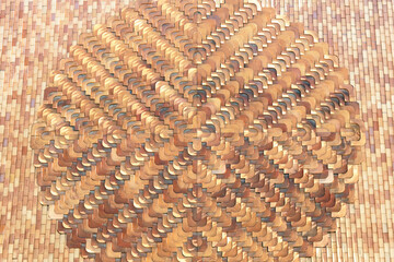 Diseño geométrico moderno con losetas de cerámica en la fachada de un edificio. Texturas y tonos rojizos