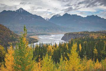 Fototapeta premium Autumn in Alaska with river and mountains