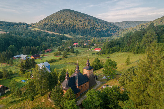 Gorlice, Zabykowy kości&oacute;ł w miejscowości Kunkowa widziany z lotu ptaka. Beskid Niski