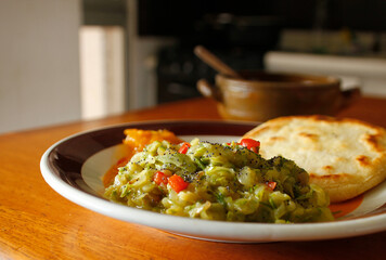Plato de comida vegetariana en interior