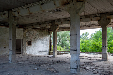 Fototapeta na wymiar hall of a destroyed building, gray concrete walls and supports,