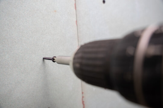 Gipskartonplatten Rigips mit Bohrmaschine verschrauben