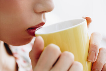 飲み物を飲む女性