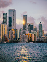 Obraz premium panoramę miasta miami o zachodzie słońca florida pejzaż budynki morze