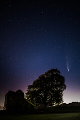 Obraz na płótnie Canvas comet neowise over kendal castle
