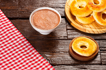 Mug hot chocolate with Colombian pandequesos.