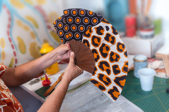 Primer plano . Una manos confeccionan un abanico espa&ntilde;ol en un taller de artesania. 2