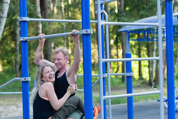 Obraz premium Happy couple play sports on the street