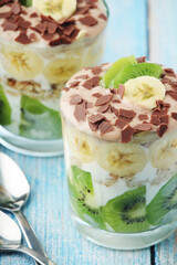 Trifle desserts with bananas, kiwi and yogurt	