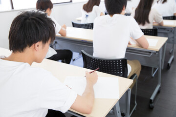 勉強をする学生