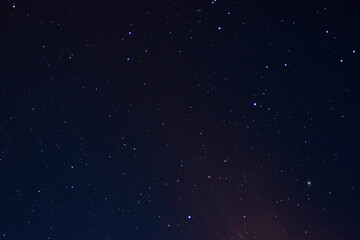 estrellas con un cielo oscuro de color morado  