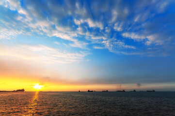 夜明けの太陽と海