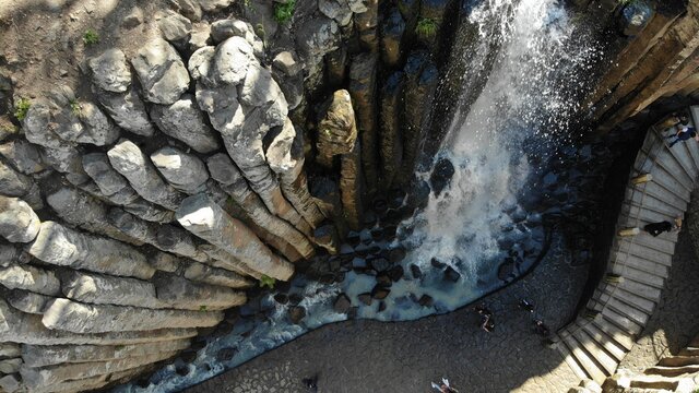 Vista cenital de una cascada en prismas bas&aacute;lticos