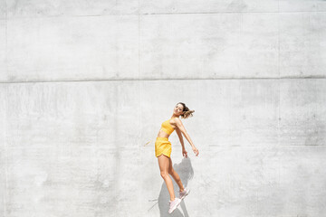 Woman in sportswear workout outdoor.