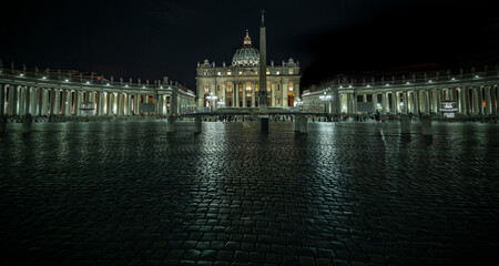 Naklejka premium night view of st peters square