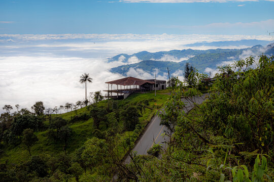 Carreteras del Ecuador sobre las nubes, vistas desde la sierra.