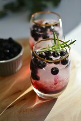 Drink z ginem i tonikiem