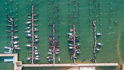 Obraz premium High angle of tourist pier
