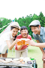 バーベキューをする男女