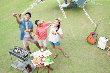 バーベキューをする男女