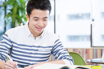 勉強する大学生