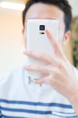 スマホをする男性