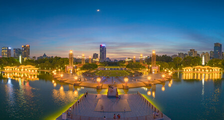 Naklejka premium Night view of Qiandeng Lake Park, Foshan City, Guangdong Province, China