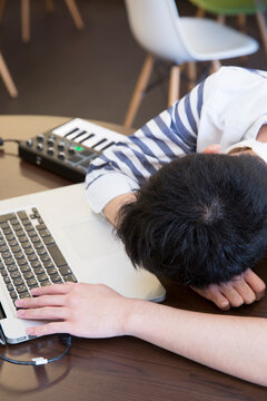 突っ伏す Images Browse 138 Stock Photos Vectors And Video Adobe Stock