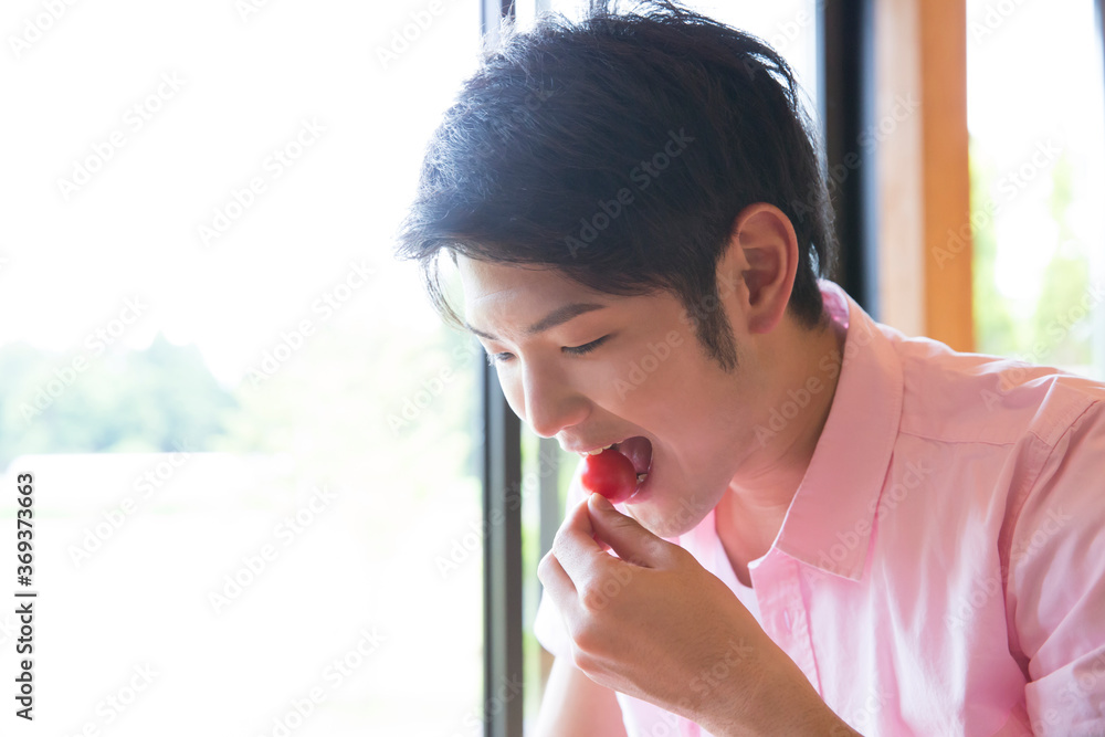 Canvas Prints 食事する男性