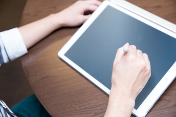 タブレットを使う男性の手元