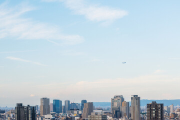 Obraz premium 飛行機と大阪の街並み