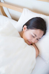 Obraz na płótnie Canvas ベッドで眠る女性