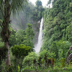 フィリピンのジェネラルサントスの山の中にある滝の風景