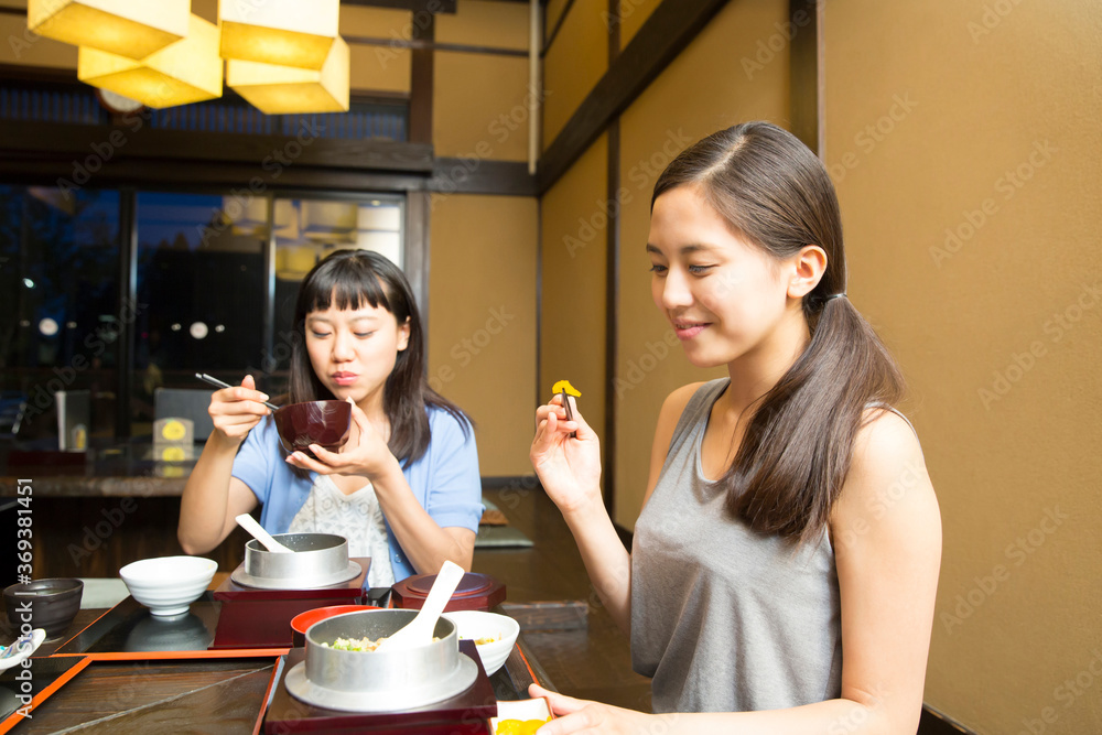 Wall mural 食事をする女性