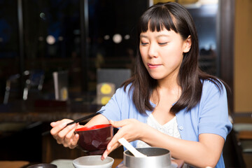 食事をする女性