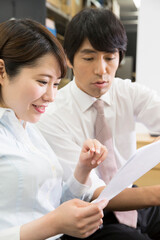 Fototapeta premium 打ち合わせをする会社員