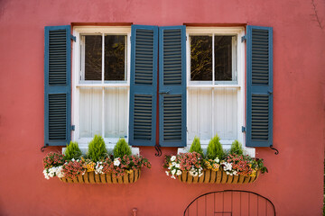 Naklejka premium Flower window box in historic downtown Charleston, South Carolina
