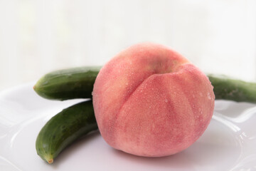 器にのったキュウリと夏の果物冷えた桃