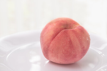 器にのった夏の果物冷えた一個の桃