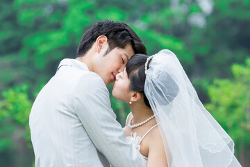 誓いのキスをする新郎新婦