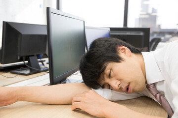 居眠りするビジネスマン